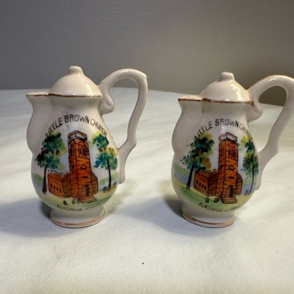 Vintage tea pot salt & pepper‎ shakers “little brown church” Nashua, Iowa